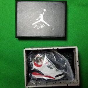 Air Jordan 3 Retro Lightening White 3D Key Chain Nike Collectable Mini Shoe NWB